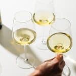 چگونه یک لیوان شراب را در دست بگیریم ؟